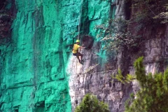 Người dân ở Trùng Khánh đã sơn kín màu xanh lên vách núi rộng 2.000m2, cao 900m nhằm thay đổi phong thủy tốt hơn cho thành phố. (Nguồn: CCTVNews)