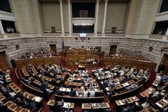 Các nhà lập pháp bỏ phiếu về thỏa thuận cứu trợ tại phiên thảo luận của Quốc hội ở Athens ngày 14/8. (Nguồn: AFP/TTXVN) 