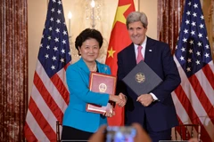Ảnh minh họa. Phó Thủ tướng Trung Quốc Lưu Diên Đông (trái) và Ngoại trưởng Mỹ John Kerry (phải). (Nguồn: THX/TTXVN)