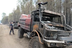 Xe cứu hỏa bị thiêu rụi trong đám cháy ở khu vực Saint-Jean d'Illac, Bordeaux ngày 27/7. (Nguồn: AFP/TTXVN)