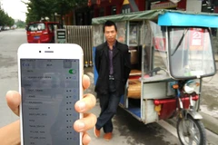 Một chiếc xe tuk-tuk, loại xe môtô 3 bánh, ở Thành Đô, Tứ Xuyên (Trung Quốc) vừa trang bị đầy đủ wifi, iPad và hệ thống âm thanh phục phục hành khách.