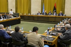 Đàm phán hòa bình giữa đại diện hai Chính phủ Libya do Đặc phái viên Liên hợp quốc về Libya Bernardino Leon (giữa, phía xa) chủ trì tại Geneva ngày 12/8. (Nguồn: AFP/TTXVN)