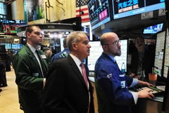 Chứng khoán Mỹ "nhuộm đỏ" trong phiên đầu tiên của năm 2015