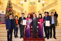 Phó Tổng Giám đốc Thông tấn xã Việt Nam Lê Quốc Minh và các tác giả của Thông tấn xã Việt Nam đoạt Giải báo chí “75 năm Quốc hội Việt Nam.” (Ảnh: Dương Giang/TTXVN) 