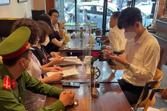 Chiều ngày 20/10 UBND phường Hàng Trống kiểm tra việc thực hiện quét mã QR đối với khách đến các cơ sở kinh doanh, lập biên bản, thực hiện quy trình xử phạt một số cơ sở chưa thực hiện nghiêm. (Ảnh: Sở TT-TT Hà Nội)