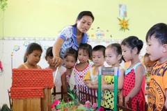 Giáo viên mầm non sẽ được hưởng thêm nhiều chính sách hỗ trợ. (Ảnh: TTXVN)