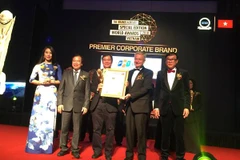 Ban tổ chức trao giải thưởng cho Tổ chức giáo dục FPT. (Ảnh: FPT)