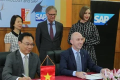 Đại diện Đại học Bách khoa Hà Nội và SAP ký kết biên bản ghi nhớ. (Ảnh: CTV/Vietnam+)