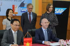 Đại diện Đại học Bách khoa Hà Nội và SAP ký kết biên bản ghi nhớ. (Ảnh: CTV/Vietnam+)