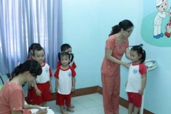 Kiểm tra sức khỏe cho trẻ mầm non. (Ảnh: Minh Quyết/TTXVN)