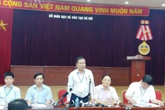 Lãnh đạo Sở Giáo dục và Đào tạo Hà Nội thông tin với báo chí về đề thi môn Ngữ văn. (Ảnh: Phạm Mai/Vietnam+)