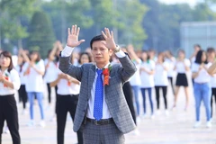 Tiến sỹ Trần Khắc Hùng, Chủ tịch Hội đồng quản trị Đại học Đông Đô, nhảy flashmob cùng sinh viên trong lễ khai giảng. (Ảnh: CTV/Vietnam+)