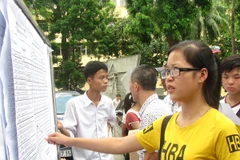 Thí sinh xem điểm trúng tuyển đại học (Ảnh: Phạm Mai/Vietnam+)