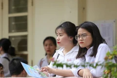 Vẻ mặt căng thẳng của thí sinh trước khi vào phòng thi. (Ảnh: Minh Sơn/Vietnam+)