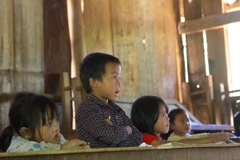Kinh tế khó khăn, trường lớp thiếu thốn là rào cản lớn nhất với việc đến trường của trẻ. (Ảnh: TTXVN)