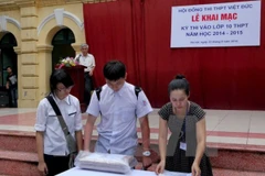 Thí sinh kiểm tra việc bảo mật đề trước giờ thi. (Ảnh: Quý Trung/TTXVN)