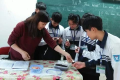 Cô Hà luôn đưa những sản phẩm thực tế để học sinh nghiên cứu trong giờ học. (Ảnh: Nhân vận cung cấp)