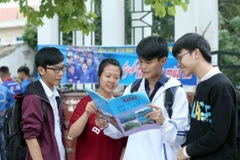 Thí sinh xem lại bài sau khi làm xong bài thi tổ hợp Khoa học Xã hội. (Ảnh: Phan Tuấn Anh/TTXVN)