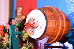 Phó Chủ tịch nước Đặng Thị Ngọc Thịnh đánh trống khai giảng năm học mới 2018-2019 tại Đại học Thương mại. (Ảnh: PV/Vietnam+)