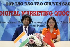 : Bà Lê Thị Hồng Hạnh (Giám đốc Viện đào tạo Quốc tế, Tổ chức Giáo dục FPT) ký kết cùng đại diện Skillking Ấn Độ về hợp tác đào tạo Digital Marketing. (Ảnh: FPT)