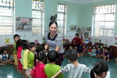 Thiếu giáo viên mầm non nên một cô phải chăm hơn 30 trẻ. (Ảnh: Quý Trung/TTXVN)