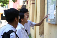 Thí sinh xem số báo danh, sơ đồ phòng thi. (Ảnh: Thanh Tùng/TTXVN)