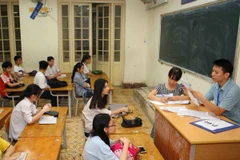 Thí sinh làm thủ tục dự thi vào lớp 10. (Ảnh: Thanh Tùng/TTXVN)