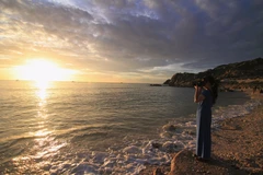 Du khách đi đón bình minh. (Ảnh: Xuân Mai/Vietnam+)