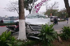 Chiếc Innova bất ngờ mất lái. (Ảnh: CTV)