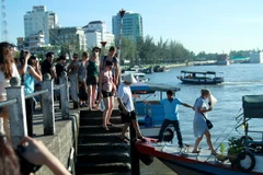 Du khách quốc tế thăm quan chợ nổi Cái Răng, Cần Thơ. (Ảnh: Xuân Mai/Vietnam+)