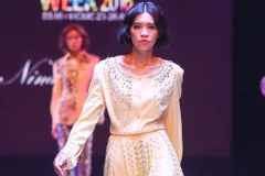 Lần đầu xuất hiện tại Tuần lễ thời trang quốc tế Việt Nam 2016, Nina Naustdal mang đến quan niệm, những điều bình thường là những điều nhàm chán. (Ảnh: BTC)