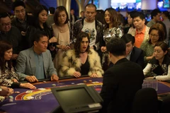 Diễn viên Lizzy Caplan sang trọng với áo lông trong một cảnh phim. (Ảnh: CGV)