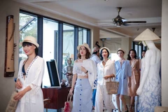 Bộ sưu tập có hai tông màu trắng và xanh nước biển là chủ đạo, in họa tiết sinh vật biển trực tiếp lên vải. (Ảnh: BTC)