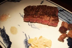 Món thịt bò Hitachi nướng. (Ảnh: Xuân Mai/Vietnam+)