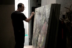 Họa sỹ Đặng Phương Việt, một trong số ít họa sỹ Việt Nam tạo dựng được phong cách riêng với hình tượng hoa sen. (Ảnh nhân vật cung cấp)