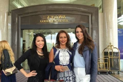 Đại diện nhan sắc Việt Nam (bên trái) đã có mặt tại cuộc thi. (Ảnh: Trang Trần)