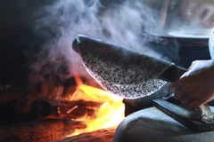 [Video] Người dân Quảng Bình làm bánh tráng thủ công giữa nắng 40 độ