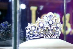 Cận cảnh vương miện dành cho Hoa hậu Việt Nam 2016. (Ảnh: Doãn Đức/Vietnam+)