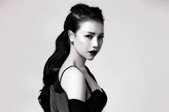 Trà Ngọc Hằng sexy vơi phong cách mensear. (Ảnh: Rin Trần)