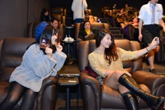 Giới trẻ Hà Nội háo hức trải nghiệm phòng chiếu "thương gia." (Nguồn ảnh: CGV)