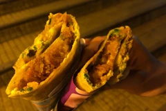 "Pizza Đà Lạt," một trong những "đặc sản" của thành phố ngàn hoa. (Ảnh: Xuân Mai/Vietnam+)