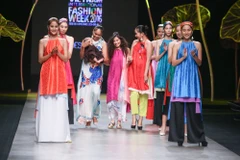 Bộ sưu tập dường như là bước tiến, sự trưởng thành trong suy nghĩ và quan niệm về người phụ nữ của Thủy Nguyễn. Người phụ nữ mà nữ thiết kế Việt muốn thể hiện vẫn trẻ trung, yêu đời nhưng mang theo rất nhiều giá trị tinh thần Á đông. (Ảnh: BTC)