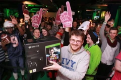 Microsoft bán được 1 triệu bộ Xbox One trong 24 giờ