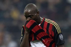 Video Balotelli sút hỏng phạt đền khiến Milan ôm hận