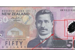 Tiền thật có hai cửa trong suốt, không giống đồng tiền giả này. (Ảnh: Đỗ Vân/Vietnam+)