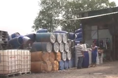 Video bán tràn lan các thùng đựng hóa chất nguy hại 
