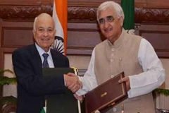 Tổng thư ký Liên đoàn Arập, ông Nabil Elaraby (trái) và Ngoại trưởng Ấn Độ Salman Khurshid. (Nguồn: irna.ir)