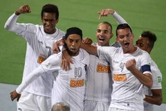 Video Ronaldinho sút phạt kinh điển nhưng đội nhà vẫn thua