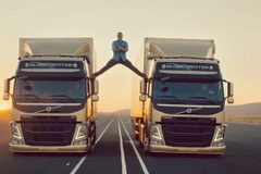 Video ngôi sao võ thuật Van Damme "ảo thuật” với xe tải