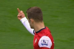 Wilshere bị phạt vì "ngón tay thối", Owen trách móc Moyes